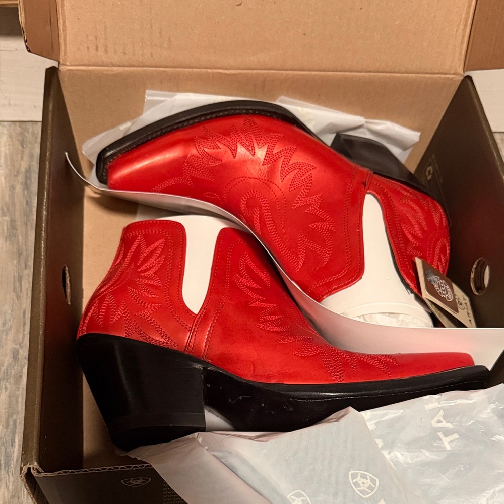 Ariat Dixon Women's Red Ankle Boots - Picture 2 of 3